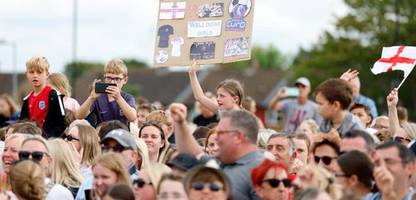 London: Englands Fans und Regierung empfangen Fußball-Europameisterinnen
