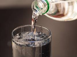 lebensmittel: keime in mineralwasser von edeka und netto