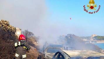 Fluchtweg abgeschnitten: Urlauber fliehen vor Waldbrand ins Meer