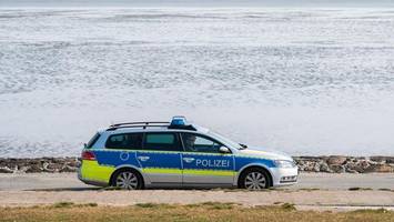 kinder schlagen mit kescher und holzlatte auf 94-jährige ein