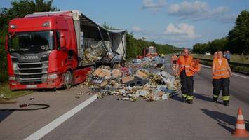 lkw-fahrer schläft am steuer ein – und verliert seine ladung