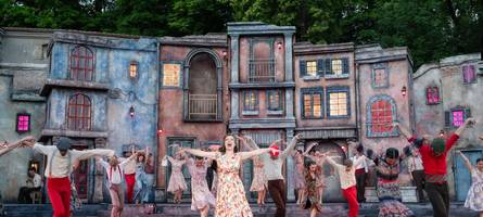 Wie läuft „Evita“ auf der Freilichtbühne bei diesem Mistwetter, Frau Walz?