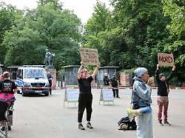 Aktivisten kleben sich fest: Nürnberger Tiergarten tötet zwölf Paviane
