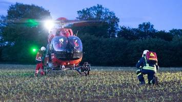 Motorradfahrer kracht in Kurve gegen Baum: Hubschrauber im Einsatz