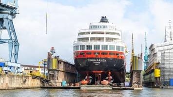 hurtigruten-schiff „finnmarken“ liegt in hamburg auf der werft