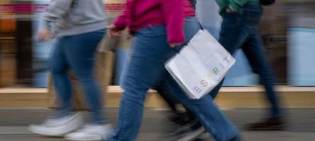 immer in eile: fußgänger legen an tempo zu