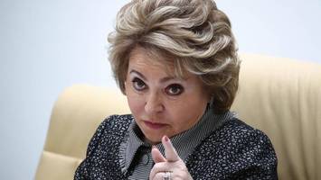 als die mächtigste frau russlands kommt, verlässt klöckner den saal