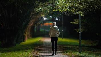 „sie zitterte am ganzen körper“: frau im park verfolgt und attackiert