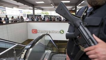mann fährt ohne ticket – und landet wegen 5 haftbefehlen im gefängnis