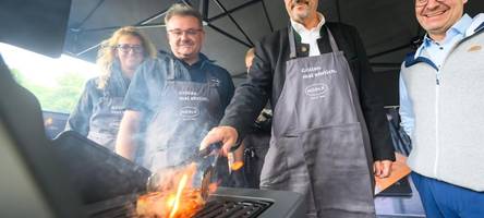 Söder isst mit Grillmeister aus Senden: Auf eine Wurst mit dem Ministerpräsident
