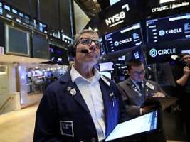 microsoft knackt schallmauer: wall street schließt trotz starker tech-ergebnisse im minus