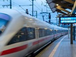 Schwankend über den Bahnsteig: Mann lehnt sich an fahrenden ICE – schwer verletzt
