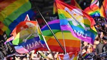 pride week in hamburg: st.-pauli-fanclub will hass im netz trotzen