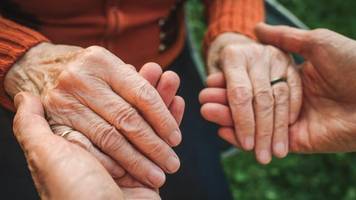 Vollmacht: So lässt sich das Vermögen der eigenen Mutter schützen