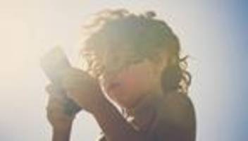 bildschirmzeit: dürfen ihre kinder in den ferien öfter smartphone und konsole nutzen?