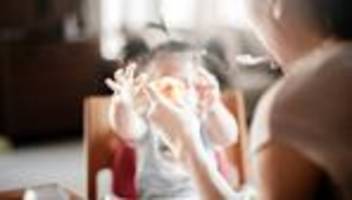 kinderkrankengeld: vor allem mütter übernehmen betreuung kranker kinder