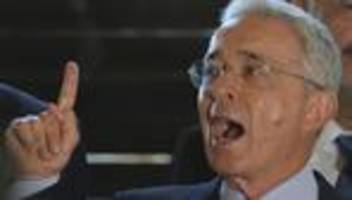 Álvaro Uribe: Kolumbiens Ex-Präsident Uribe zu zwölf Jahren Hausarrest verurteilt