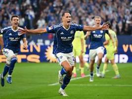 wilde schlussphase mit gelb-rot: schalke startet furios, hertha bsc verpennt den zweitliga-auftakt