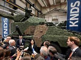 Zu Gast bei Leopard-2-Hersteller: Reiche sieht Rüstungsindustrie als zentralen Wirtschaftsfaktor