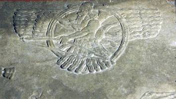 assyrische götterwelt: 2600 jahre altes relief in palast entdeckt