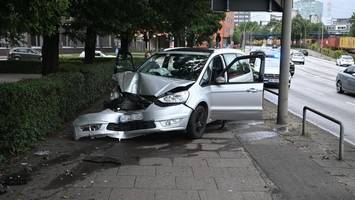 auto gerät außer kontrolle – beifahrerin hält kind auf dem arm