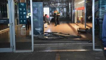 rabiater raub in billstedt: männer fahren mit pkw in juweliergeschäft