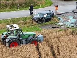 Kind fällt aus Fahrzeug: Vierjährige Kinder bei Traktorüberschlag schwer verletzt
