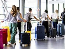 Täuschen Billig-Airlines Kunden?: Verbraucherzentrale klagt gegen Handgepäck-Gebühren