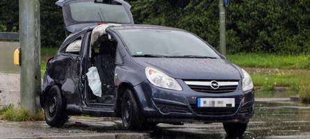 bus rammt auto, fahrer eingeklemmt