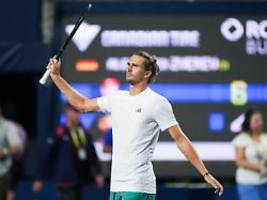 erster sieg - mit abbruch: alexander zverev tröstet seinen angstgegner nach aufgabe
