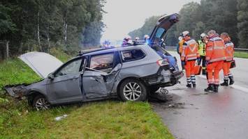 A24: VW rammt Leitplanke – Fahrer und zwei Kinder verletzt