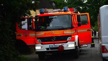 feuerwehr und notarzt im einsatz: senior lässt essen anbrennen