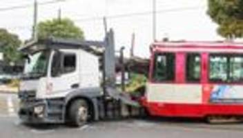 fahrgäste verletzt: lastwagen kollidiert beim linksabbiegen mit straßenbahn
