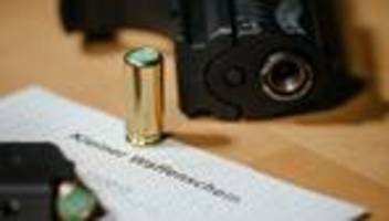 staatsschutz ermittelt: mit waffe im internet posiert: polizei durchsucht wohnung