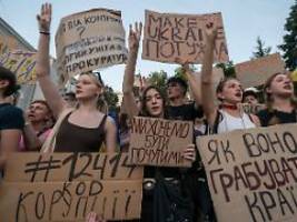 Luxusleben passt nicht zu Gehalt: Ukrainischer Behördenchef wegen Korruption suspendiert