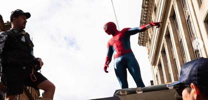 Tom Holland: Schauspieler zeigt sich im neuesten Spiderman-Anzug am Set von »Spiderman: Brand New Day«