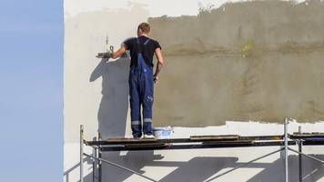 zwischen stellenabbau und fachkräftemangel: der bau offenbart den paradoxen deutschen arbeitsmarkt
