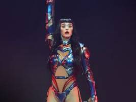 Es kann überwältigend sein: Katy Perry unterbricht Konzert für ohnmächtigen Fan