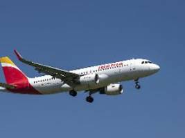 Kritzeleien auf Essensschalen: Airline serviert jüdischen Passagieren Free Palestine-Mahlzeiten