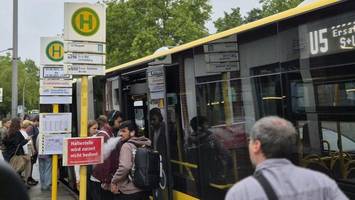 ersatzverkehr auf der u5: „läuft besser als sonst – nervt trotzdem“
