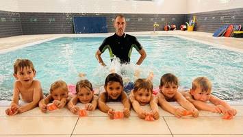 lehrer besorgt: manche schüler waren noch nie im schwimmbad