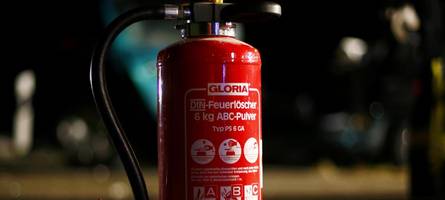 Unbekannter versprüht Feuerlöscher in Augsburger Bürogebäude