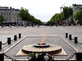 aufschrei in paris: mann entzündet zigarette an denkmal - aufenthaltstitel weg