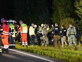 auto kracht in baum: 21-jähriger us-soldat stirbt bei unfall in bayern