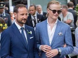 kronprinz haakon in der kritik: surf-urlaub mit skandal-stiefsohn marius verärgert norweger