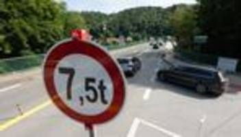 elbbrücke in bad schandau: zu schwer für brücke? - polizei kontrolliert in bad schandau