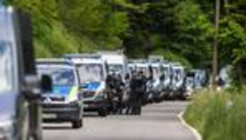 Heinrich XIII. Prinz Reuß: Polizei nimmt drei mutmaßliche Reichsbürger unter Terrorverdacht fest
