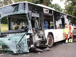 Massencrash auf Bundesstraße: Linienbus kollidiert mit Auto - 14 Verletzte