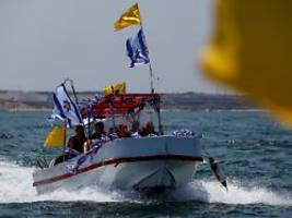 protestaktion schajetet 50: angehörige der hamas-geiseln segeln richtung gaza