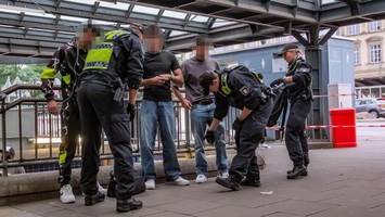 großkontrolle am hauptbahnhof – lka ermittelt nach dubiosem fund